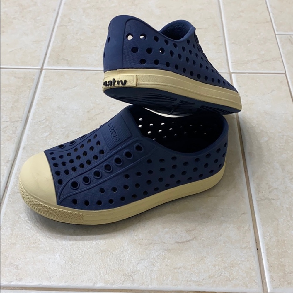 NATIVE TODDLER BOYS SHOE SIZE C8